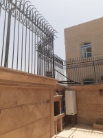 حفاظ روی دیوار در لاهیجان